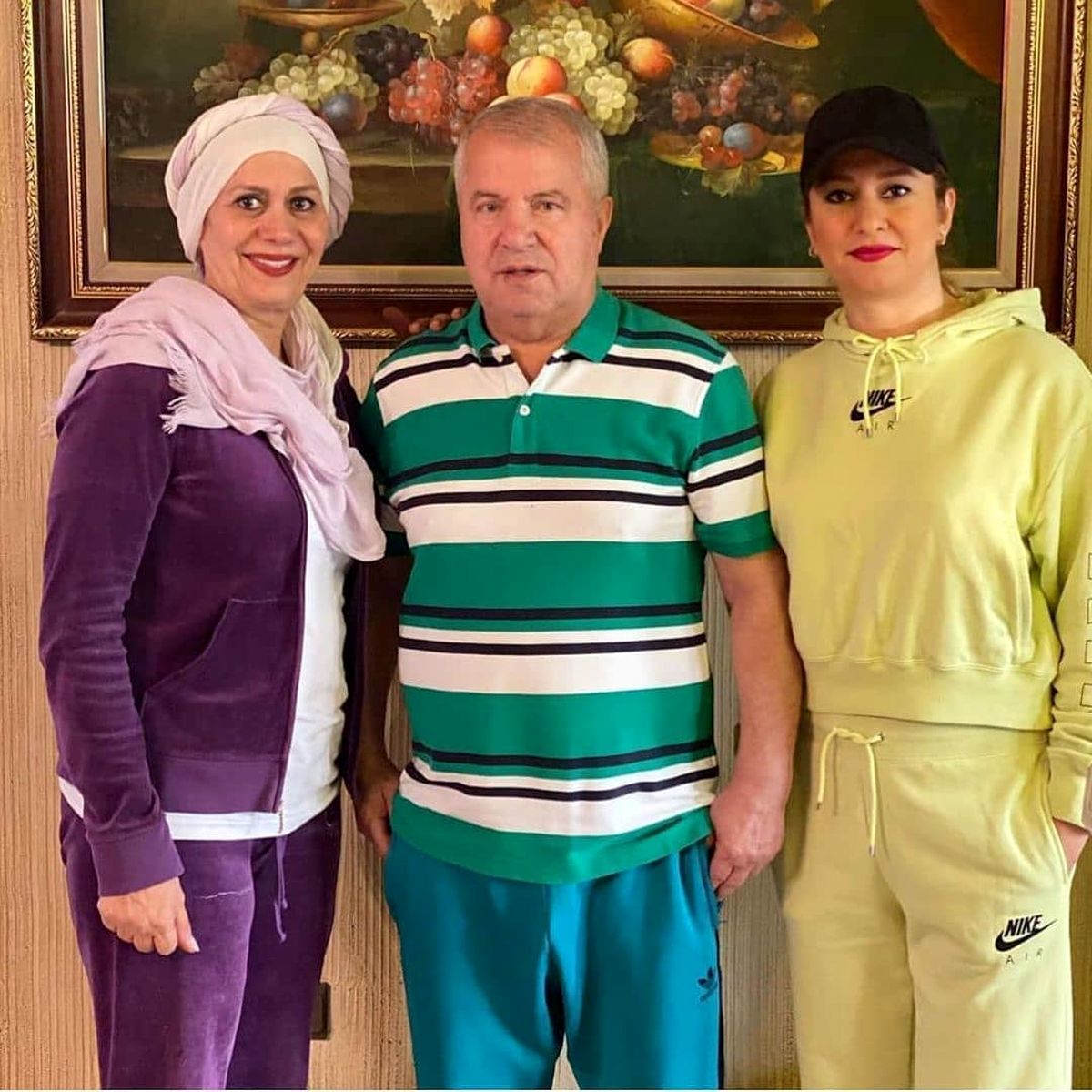 علی پروین در کنار همسر و دخترش