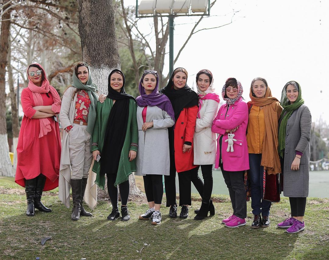 لیندا کیانی با جمعی از بازیگران خانم