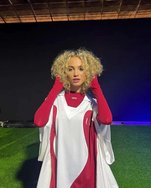 امباپه و همسرش بوسیدن